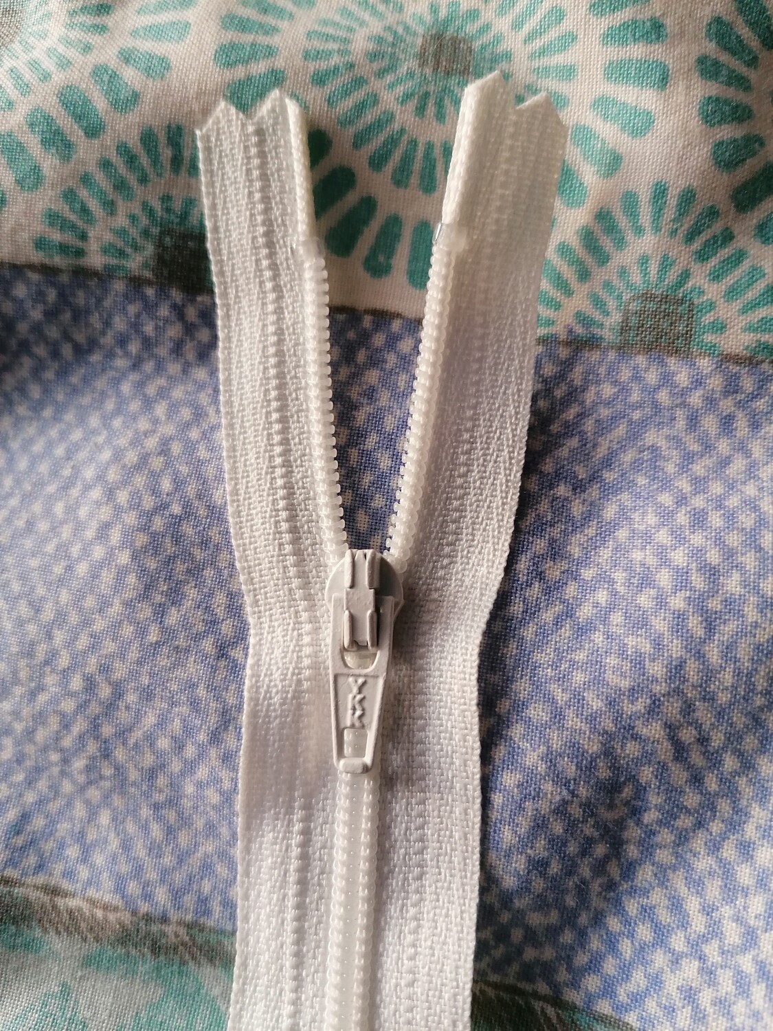 46cm (18") nylon closed end zip