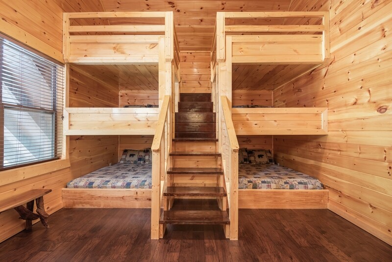 Bedroom 10 (6 Queen Beds)