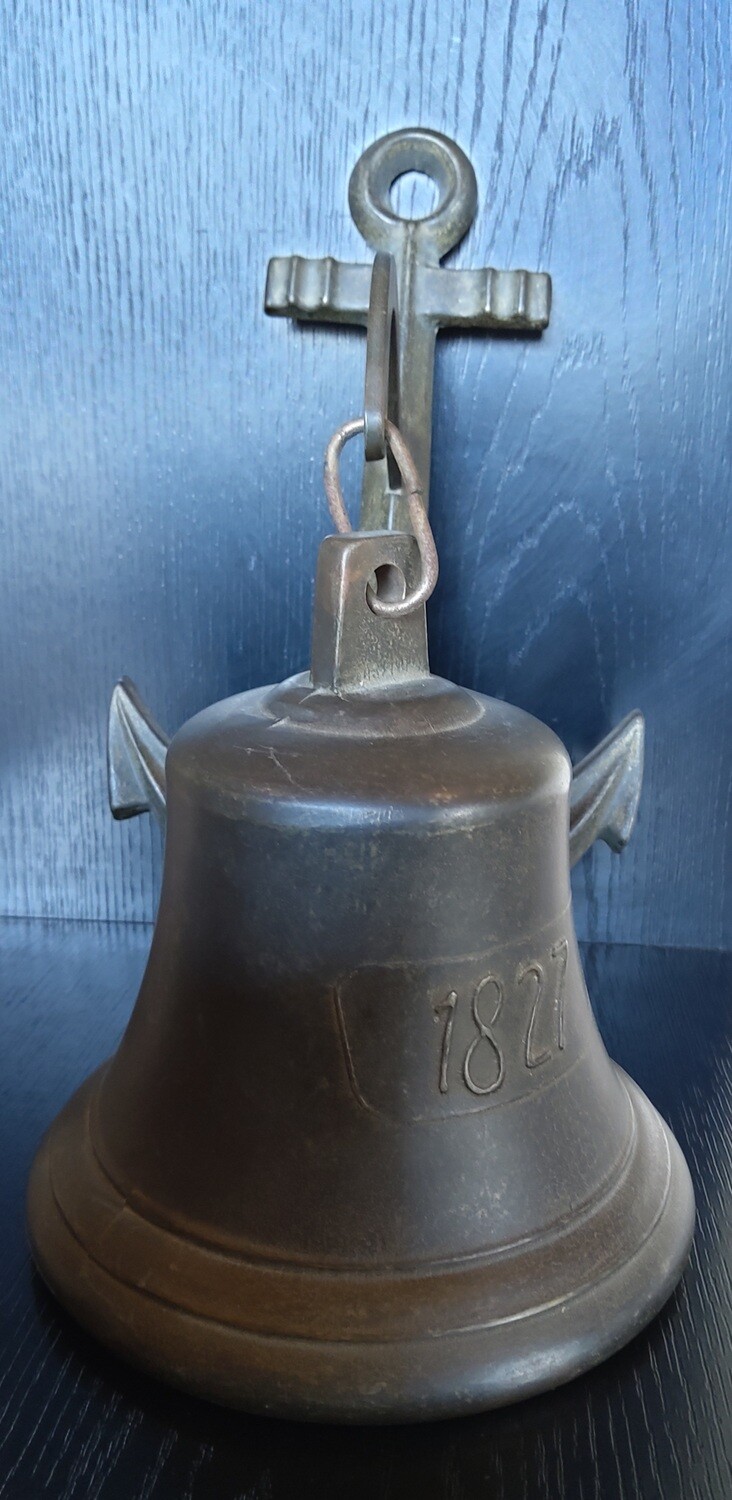 Campana antigua de bronce