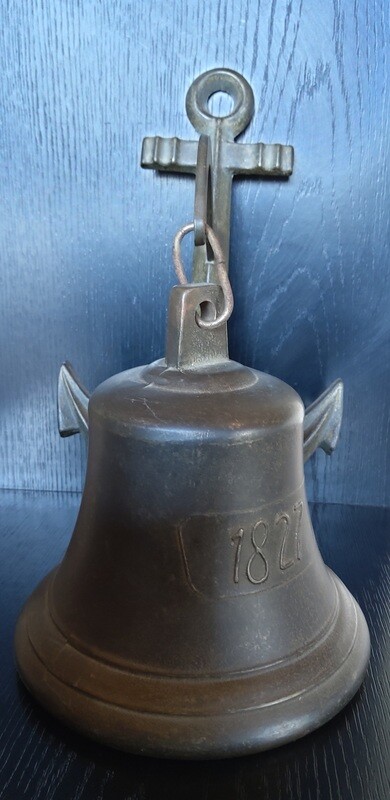 Campana antigua de bronce