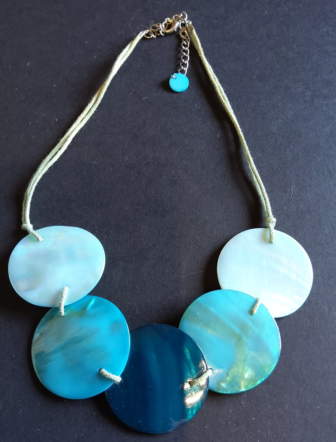 Collar concha nácar azul