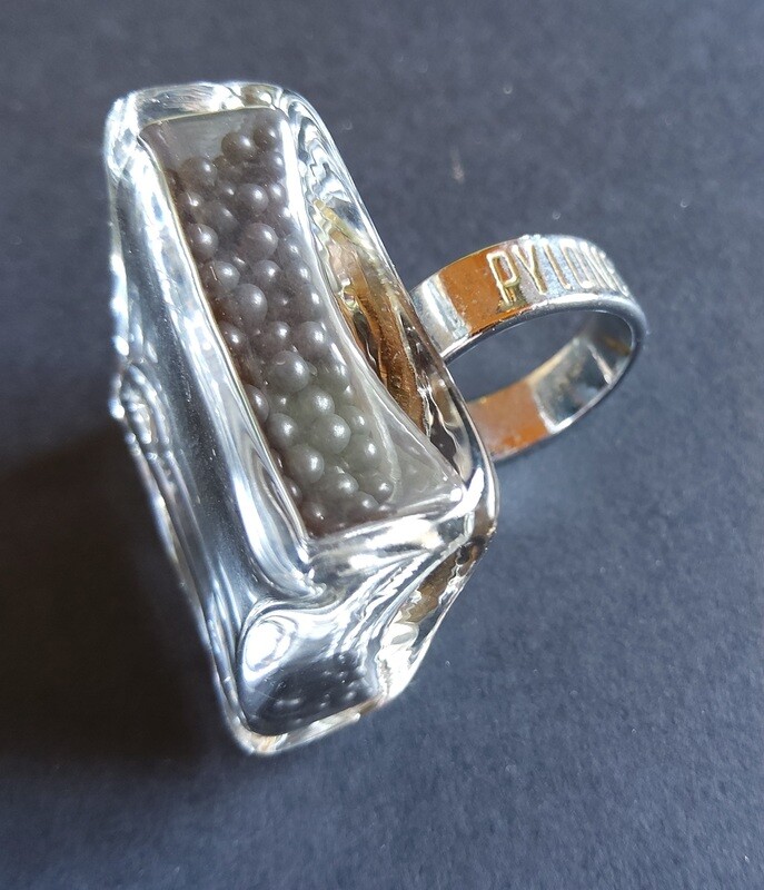 Anillo PYLONES cristal /bolitas negras