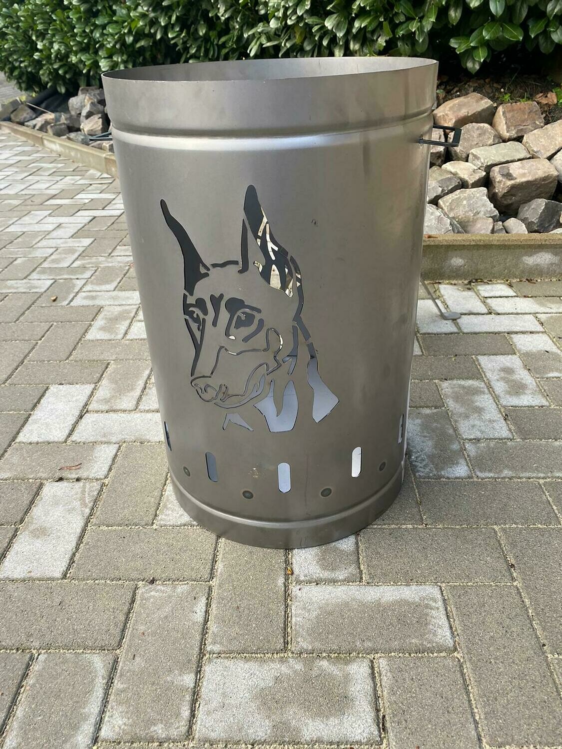 Feuertonne mit Hundemotiv