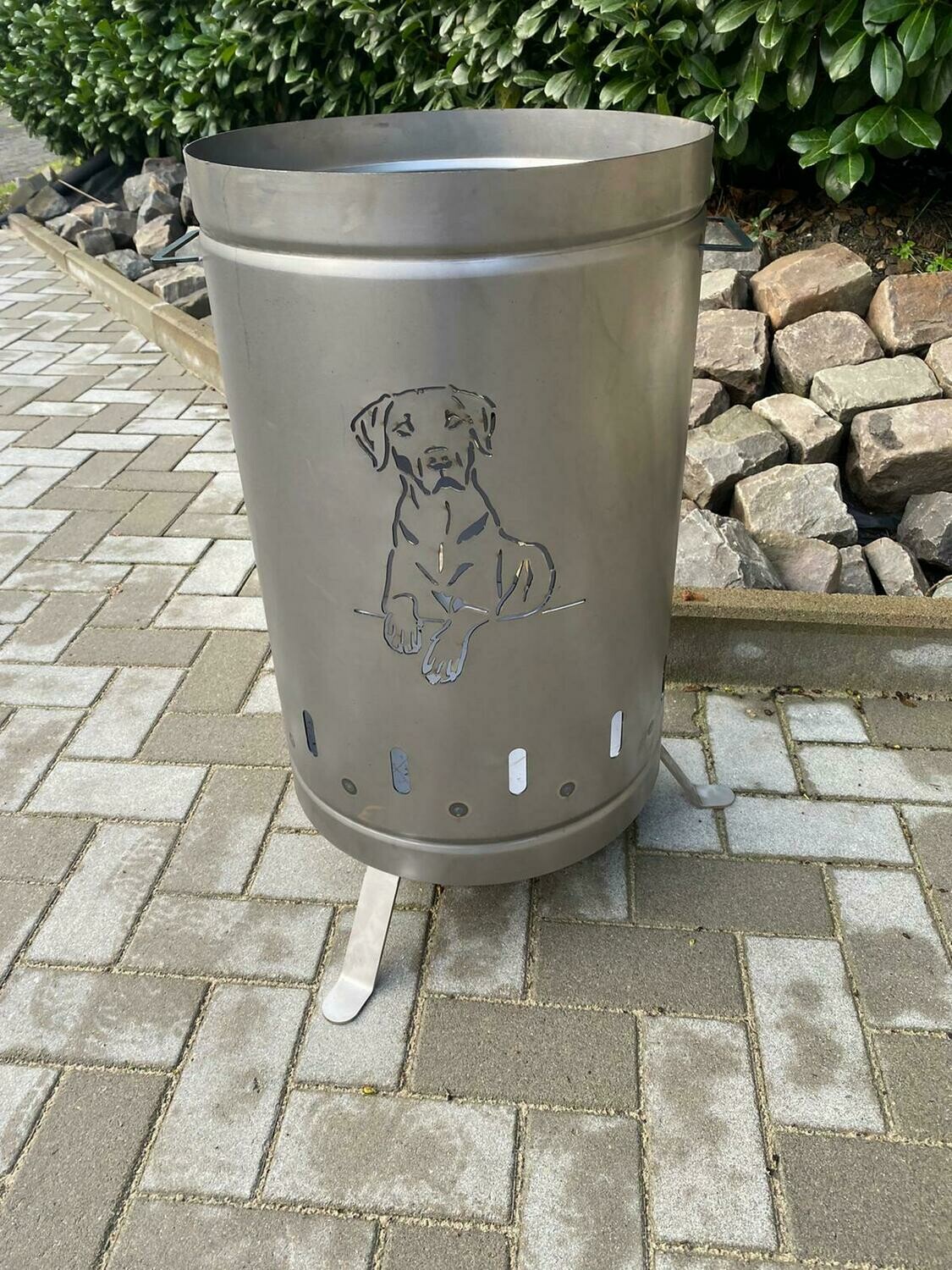Feuertonne mit Hundemotiv