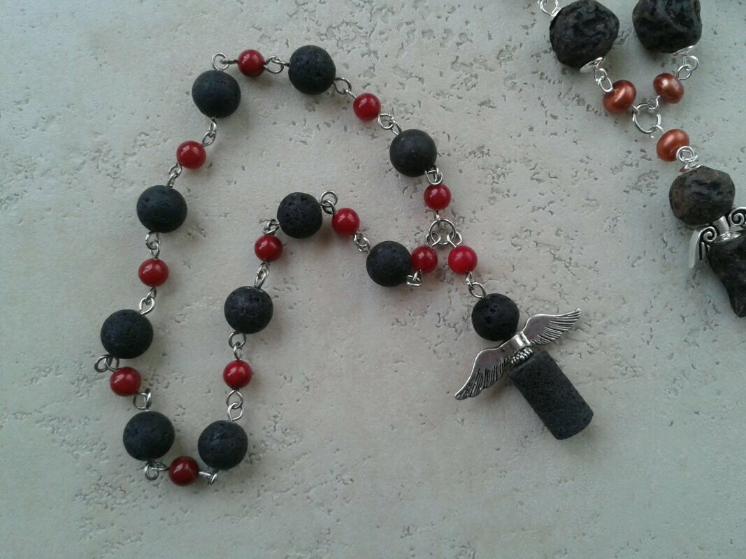 Handrosenkranz Lava mit Koralle
