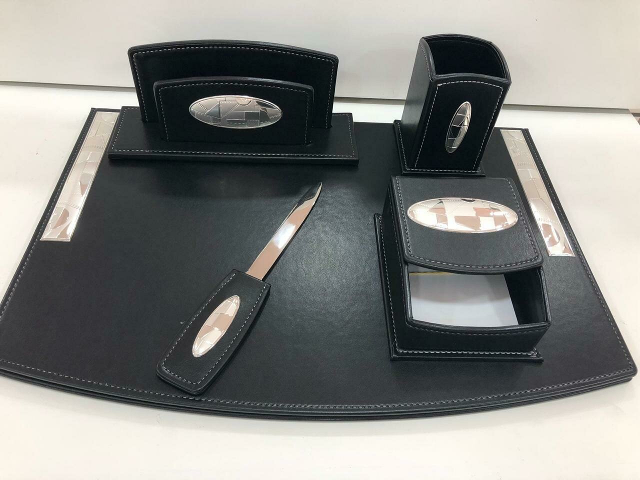 Set de Escritorio Negro con Detalles Geometricos