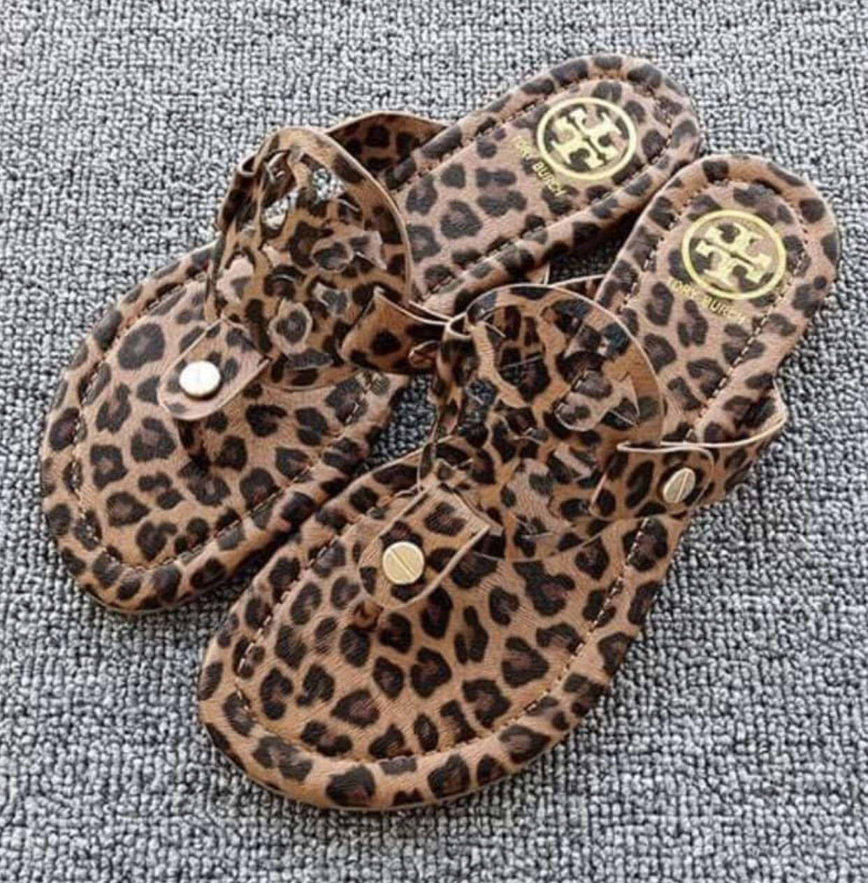 Leopard T-Sandals*