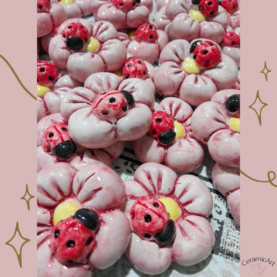 Fiore con coccinella