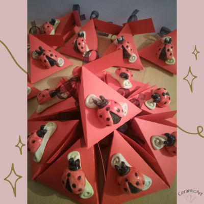 Coccinella con pergamena