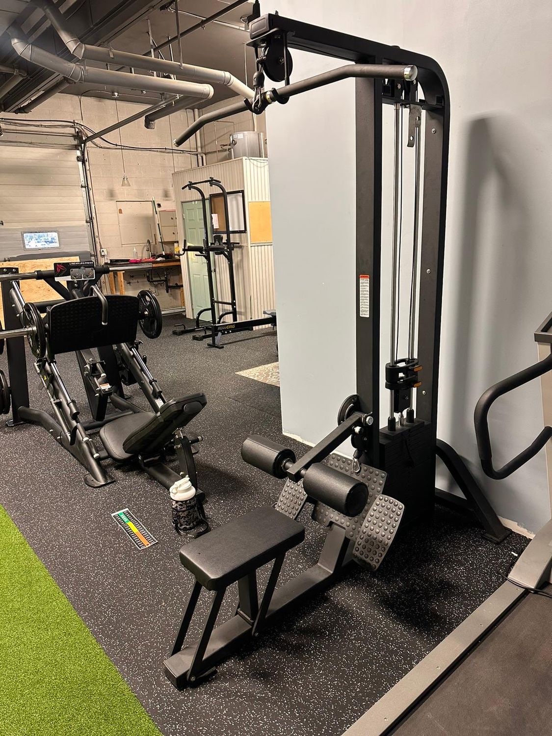 IRON ARMOUR LAT PULLDOWN/ LOW ROW MACHINE FREE SHIPPING ON VANCOUVER ISLAND &amp; LOWER MAINLAND AND NO TAXES!!!