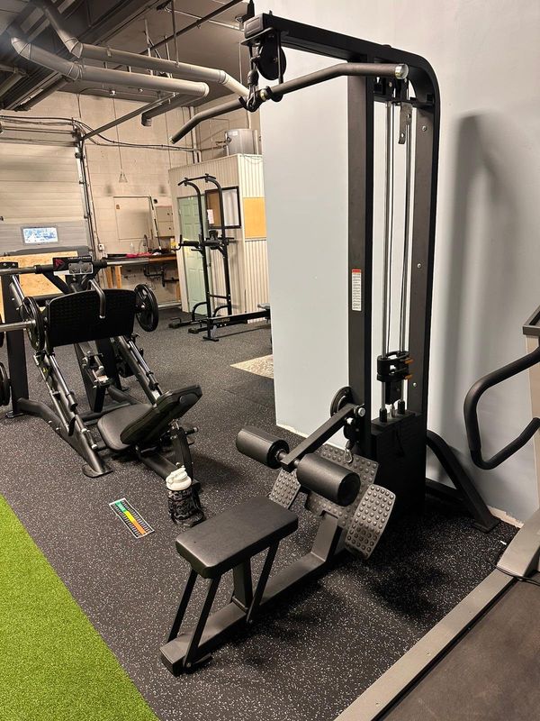IRON ARMOUR LAT PULLDOWN/ LOW ROW MACHINE FREE SHIPPING ON VANCOUVER ISLAND &amp; LOWER MAINLAND AND NO TAXES!!!