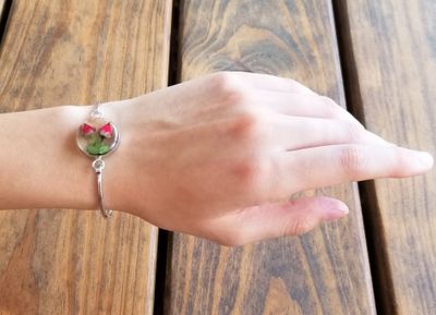 Two Real Roses Medium Circle Bracelet, Transparent.
