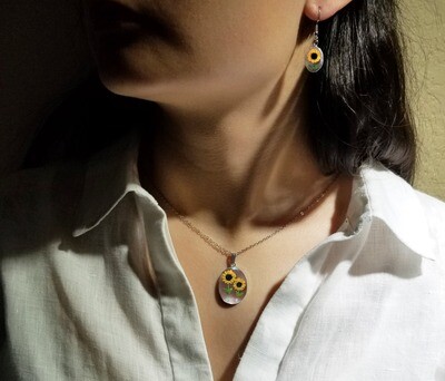 Sunflower Necklace, Medium Oval, Transparent