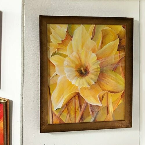 A semi-stylised modern realism painting of a daffodil in yellows and umbers