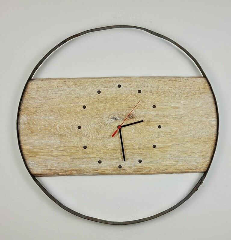 Wanduhr, Holz/Metall, ca. 63 cm, Eiche gebürstet, weiße Poren, natur