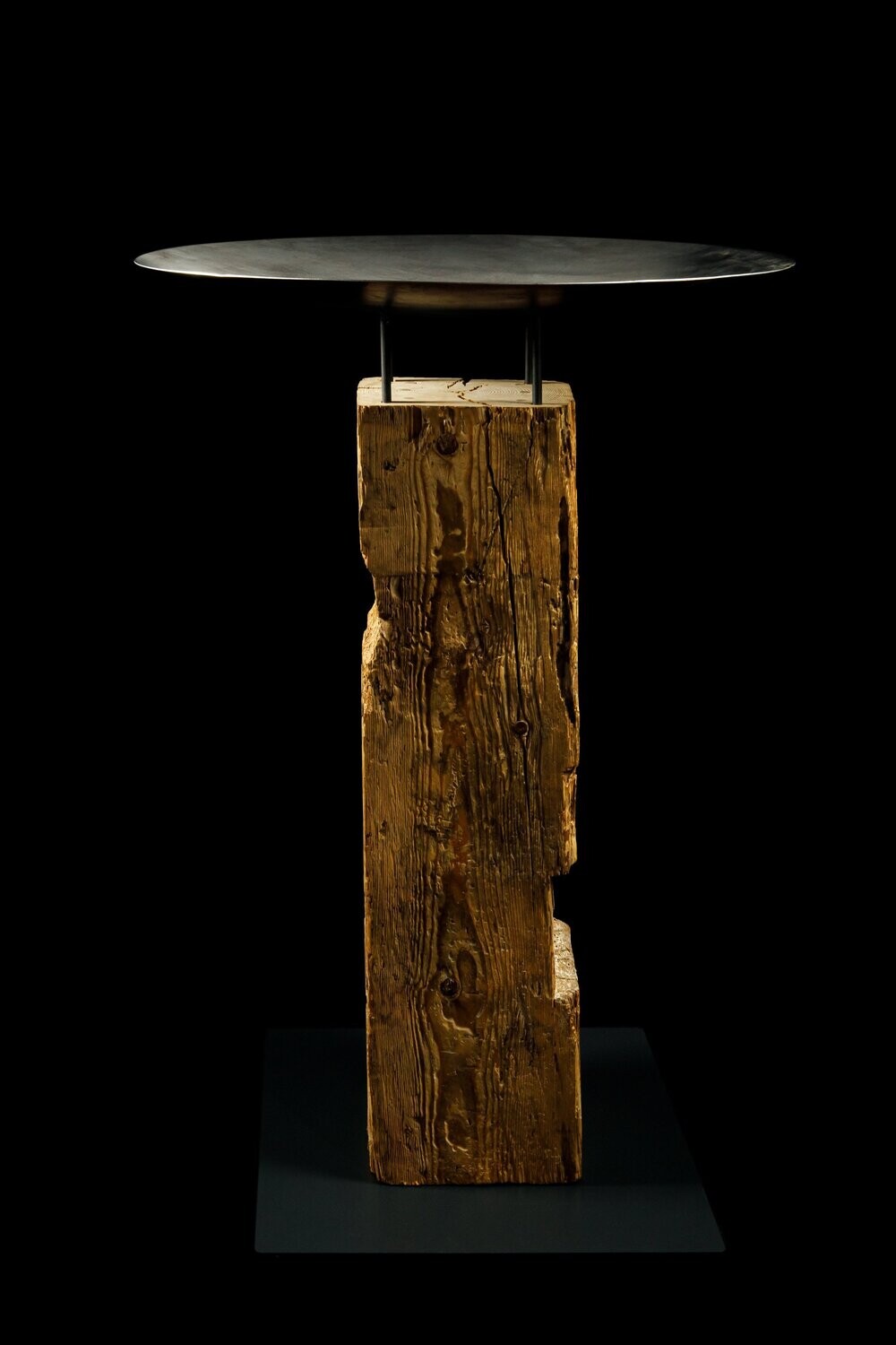 Stele aus altem Holzbalken, ca. 30 x 30 cm Querschnitt,  mit großer Metallschale von 87 cm Durchmesser