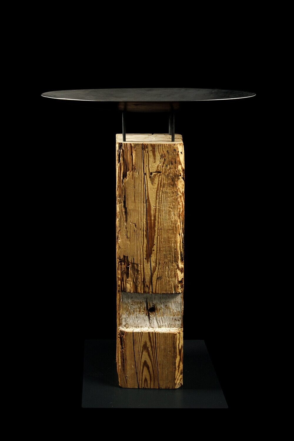 Stele aus altem Holzbalken, ca. 30 x 30 cm Querschnitt,  mit großer Metallschale von 87 cm Durchmesser
