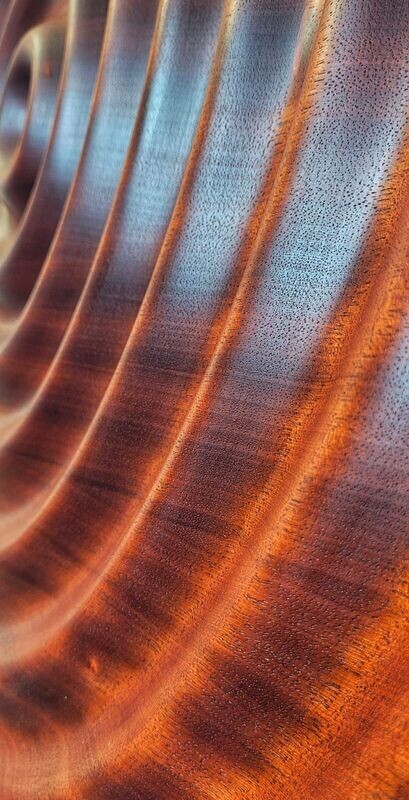 "Wave", Tropfenwelle in Massivholz, Holzart Mahagoni