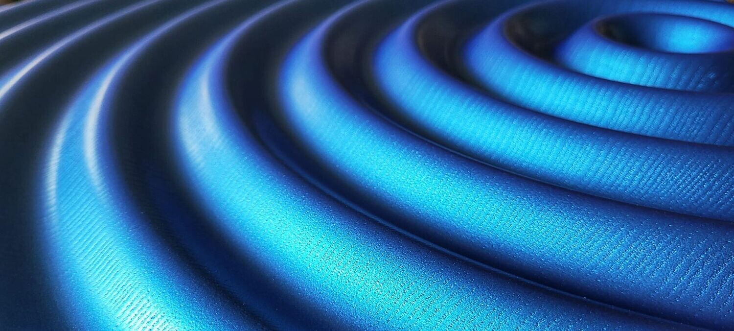 "Wave", Tropfenwelle in Massivholz, Holzart Esche offenporig lackiert,
Midnight blue