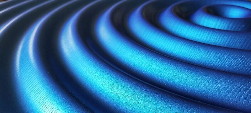 "Wave", Tropfenwelle in Massivholz, Holzart Esche offenporig lackiert,
Midnight blue