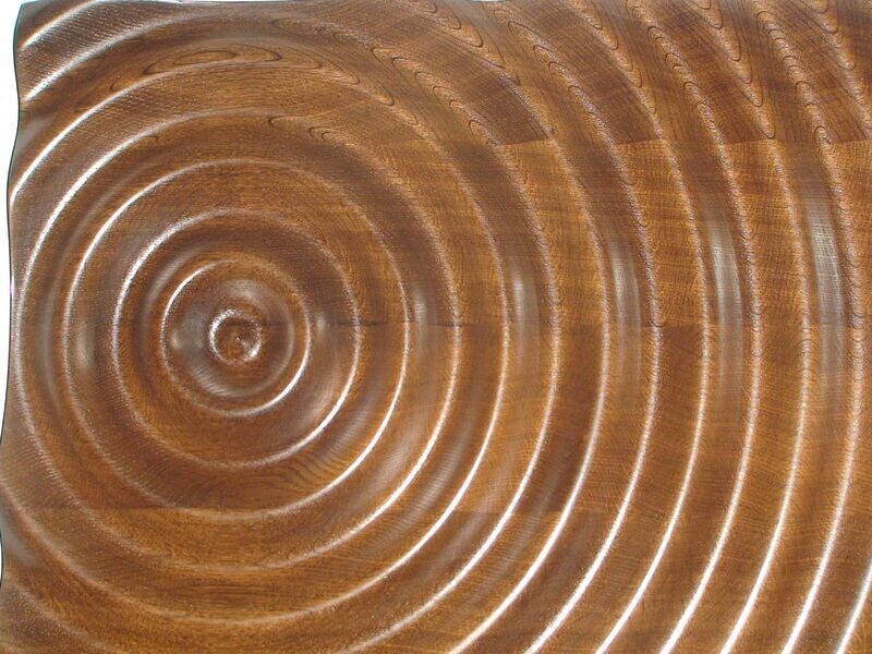 "Wave", Tropfenwelle in Massivholz, Holzart Nußbaum