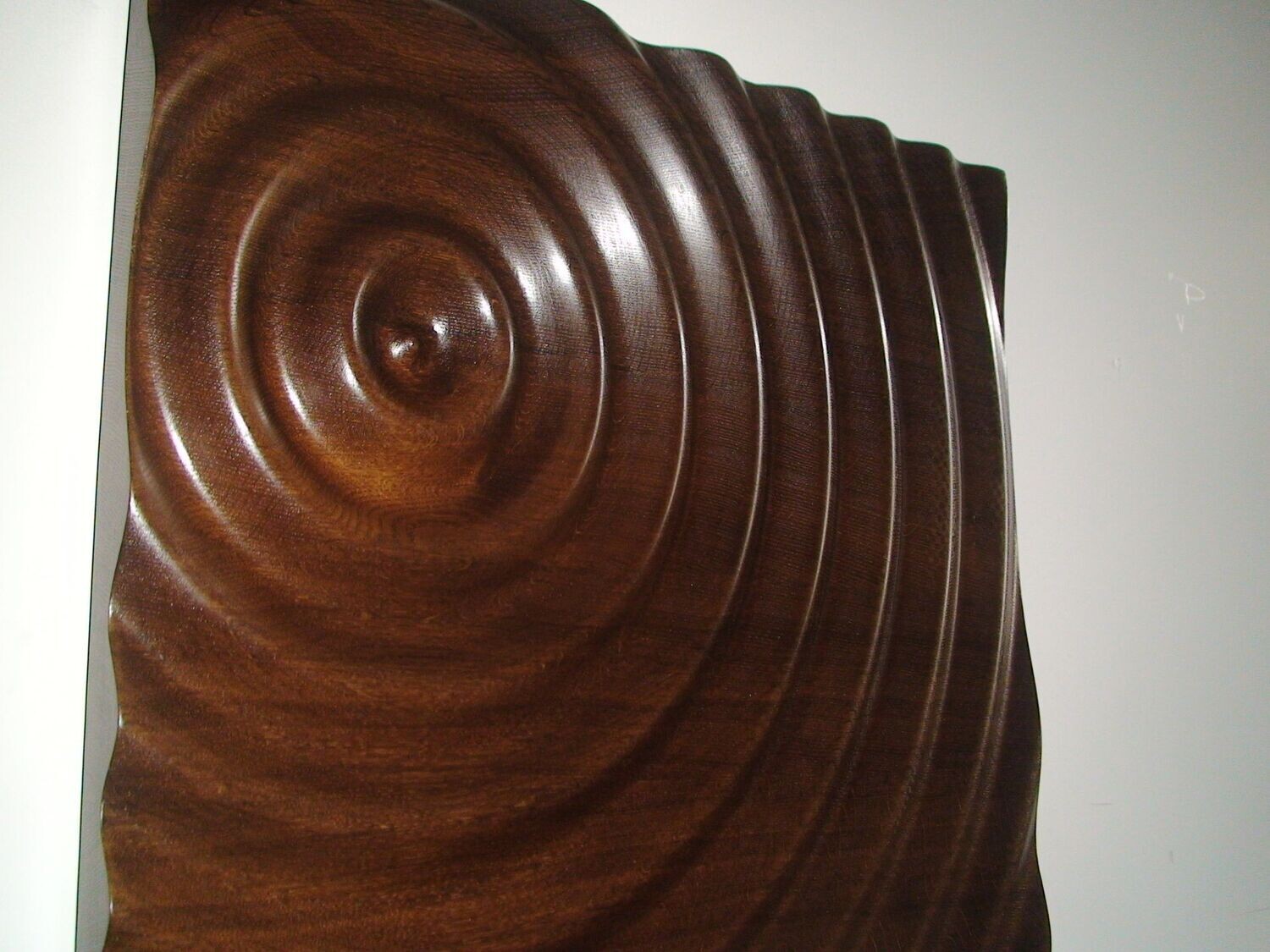 "Wave", Tropfenwelle in Massivholz, Holzart Räuchereiche