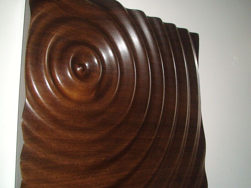"Wave", Tropfenwelle in Massivholz, Holzart Räuchereiche
