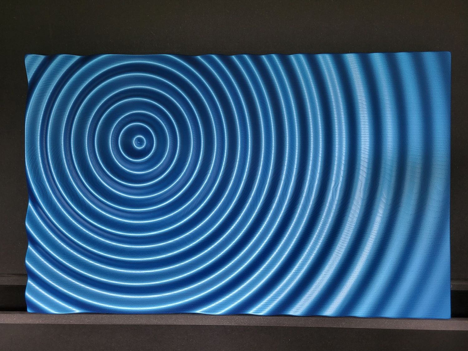 Reliefbild, Esche-Massivholz, Effektlackierung, Wassertropfenwelle