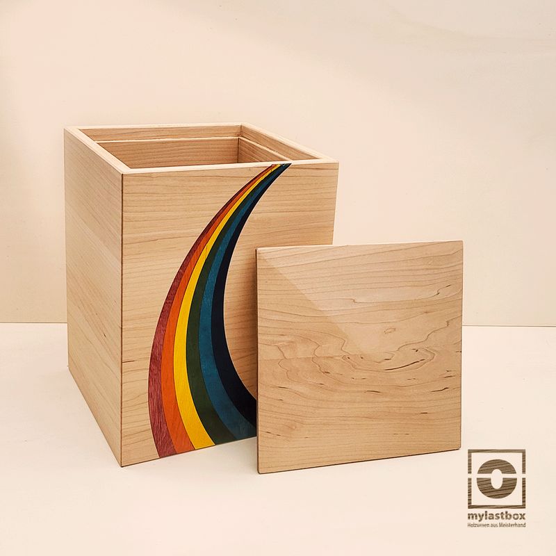 Urne aus Ahorn mit Regenbogenintarsie