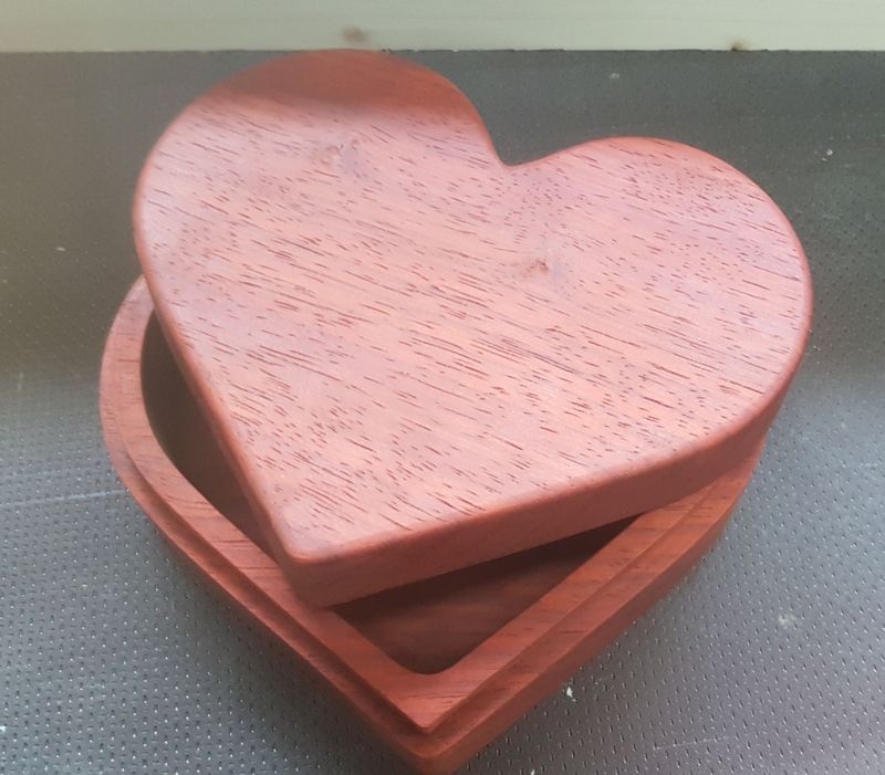 Schmuckdose in Herzform, Padouk