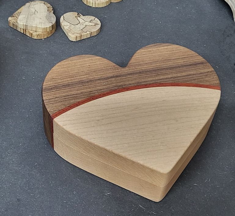 Schmuckdose in Herzform, Nußbaum - Ahorn - Padouk