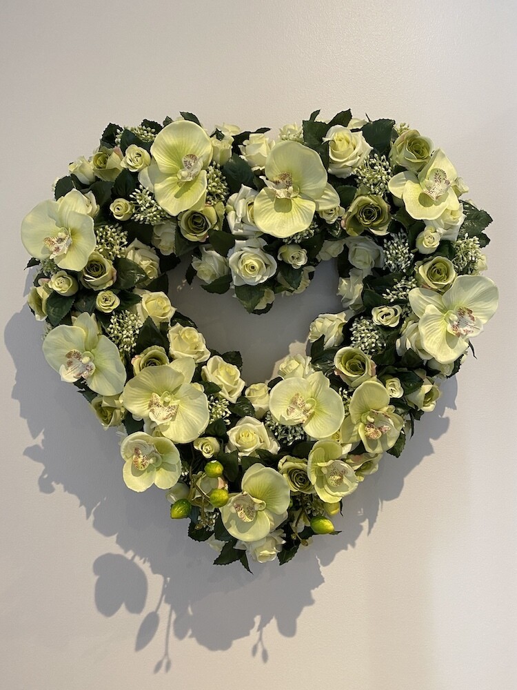 Groot bloemstuk in zijden in hartvorm (60x60 cm) Groot bloemstuk in zijden in hartvorm (60x60 cm)