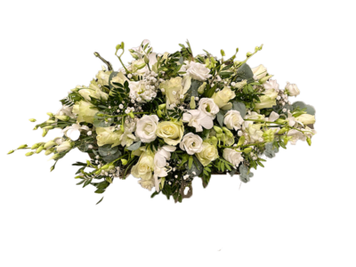 Ovaal bloemstuk met witte bloemen (vanaf 40 cm)