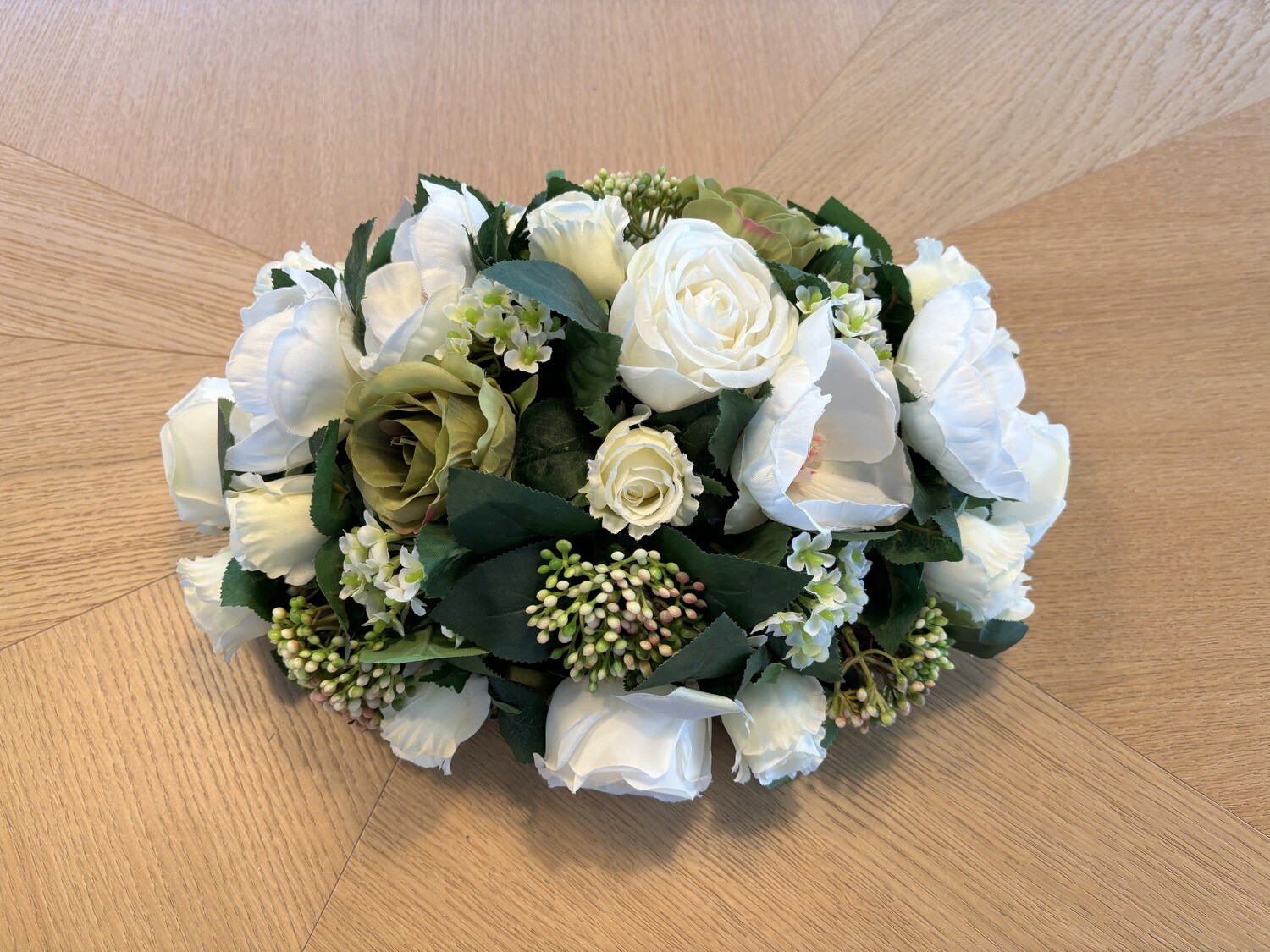 Bloemstuk in zijde witte bloemen, ovale vorm (30cm x 40cm)