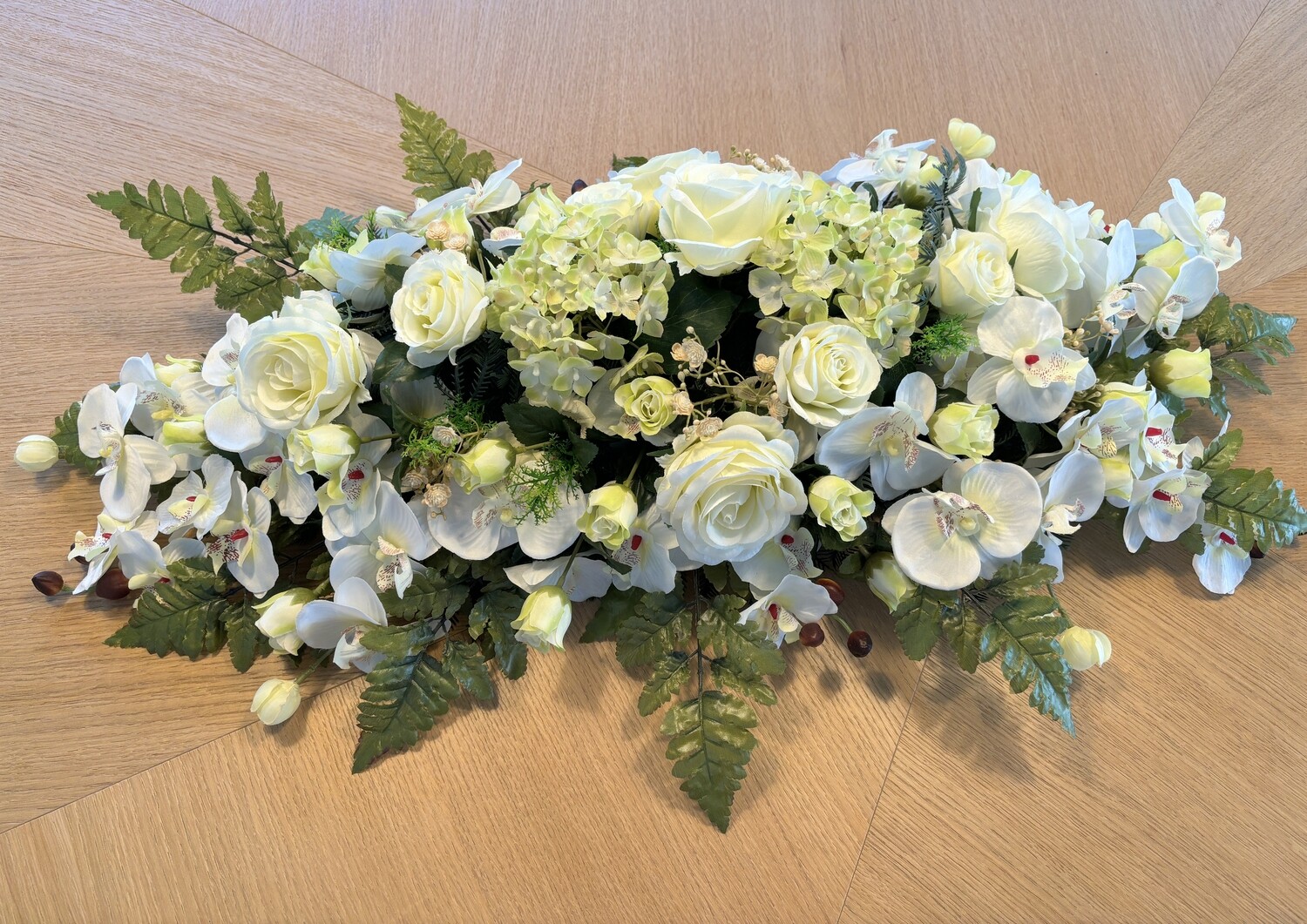 Bloemstuk in zijde witte bloemen, lang stuk (50cm x 90cm)