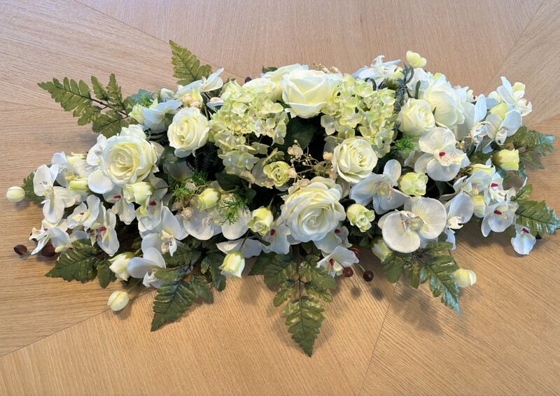 Bloemstuk in zijde witte bloemen, lang stuk (50cm x 90cm)