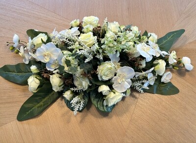 Bloemstuk in zijde witte bloemen, lang stuk (60cm x 100cm)