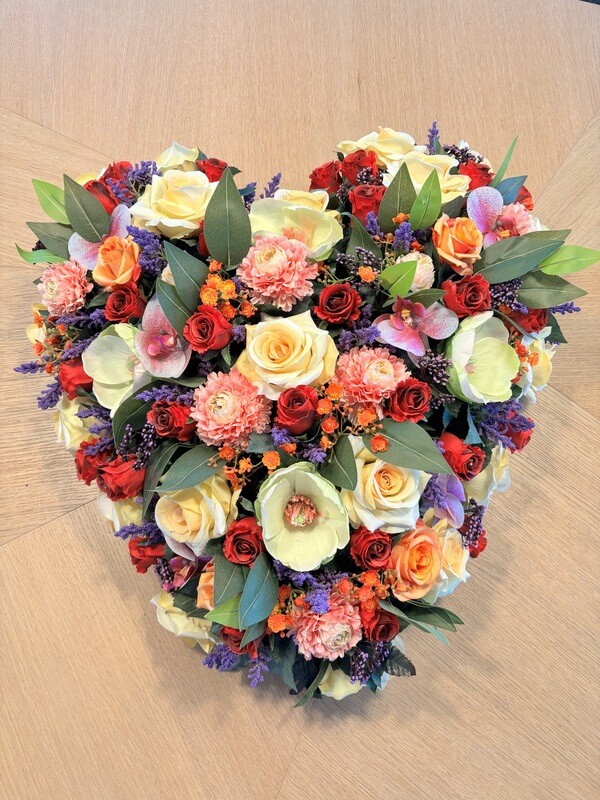 Bloemstuk in zijde kleurrijk hart (65cm x 65cm)