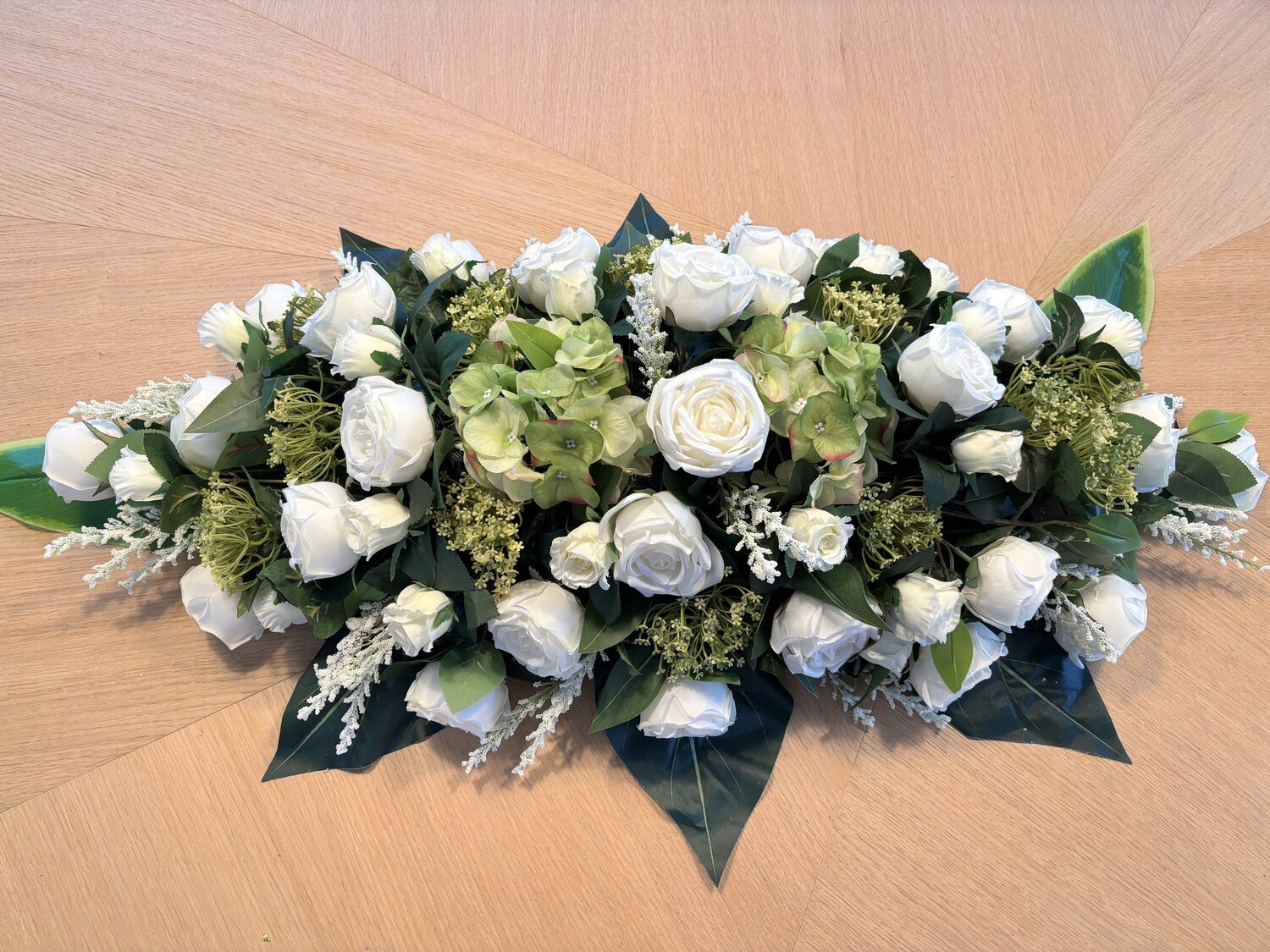 Bloemstuk in zijde witte bloemen, lang (60cm x 110cm)