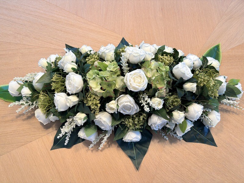 Bloemstuk in zijde witte bloemen, lang (60cm x 110cm)