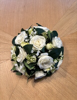 Bloemstuk in zijde witte bloemen, rond (30cm x 30cm)