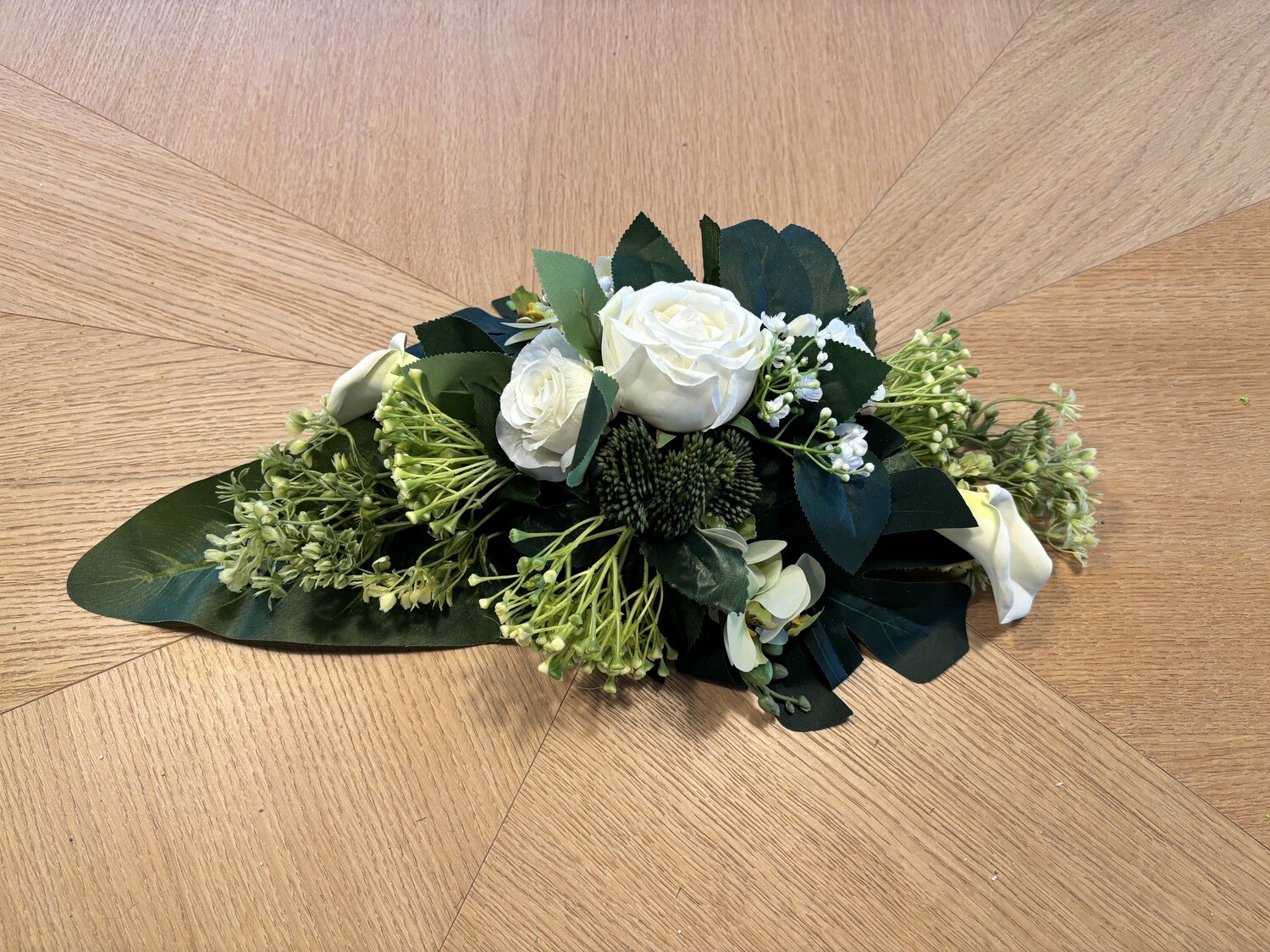 Bloemstuk in zijde witte bloemen (30cm x 50cm)