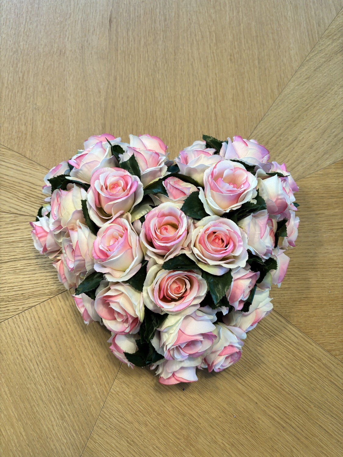 Bloemstuk in zijde roze bloemen, hartvormig (30cm x 30cm)