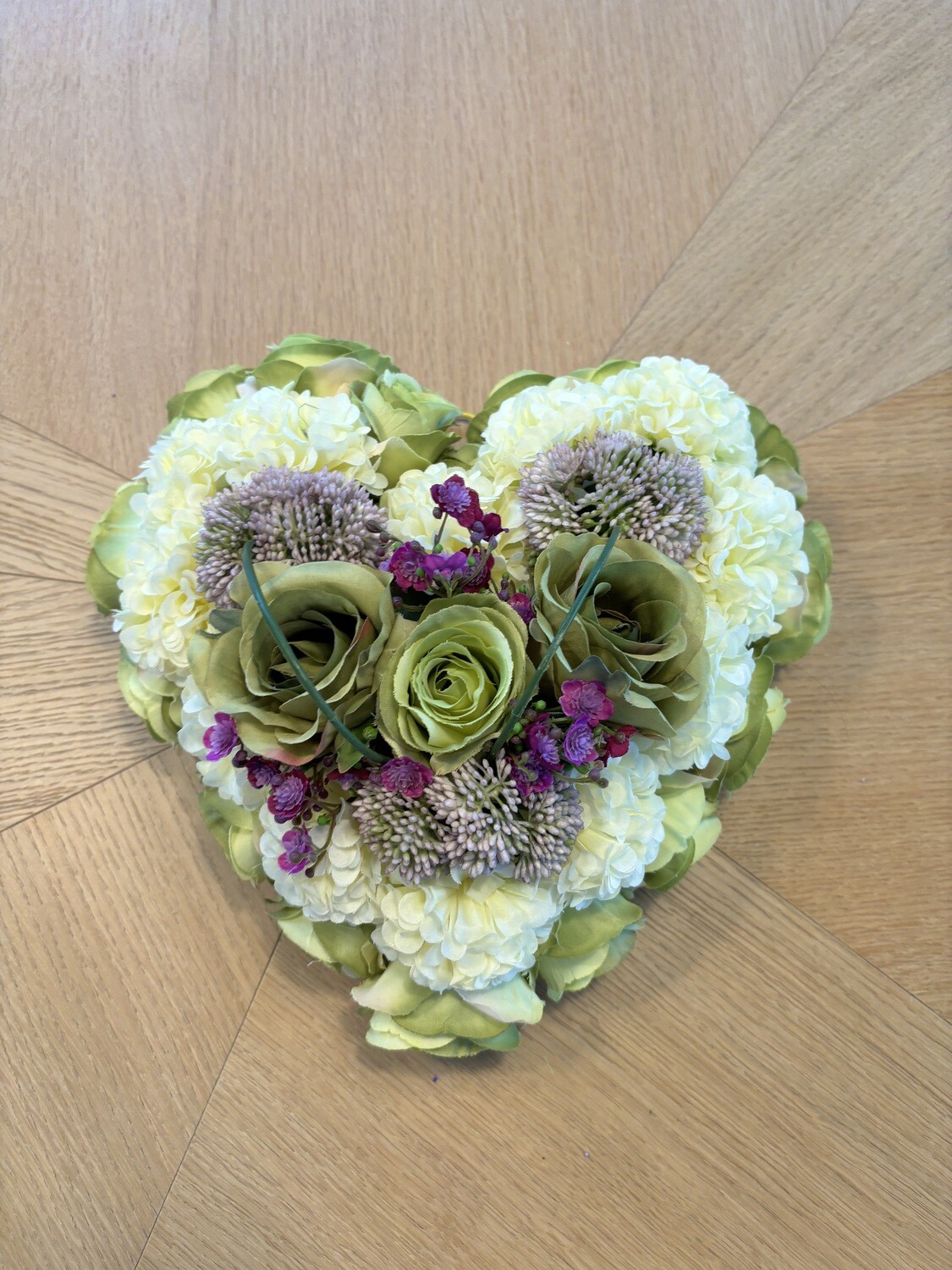 Bloemstuk in zijde witte bloemen met paarse en limoen accenten, hartvormig (30cm x 30cm)