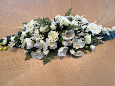 Bloemstuk in zijde witte bloemen (45cm x 100cm)