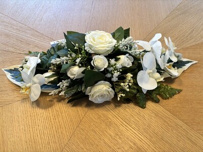 Bloemstuk in zijde witte bloemen (25cm x 50cm)