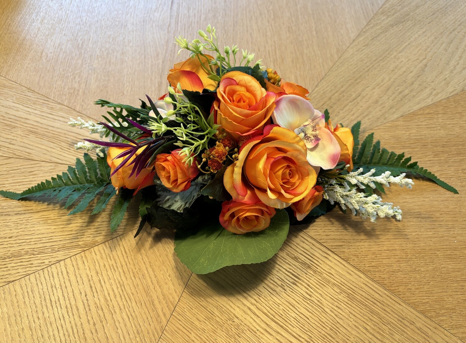 Bloemstuk in zijde oranje bloemen (25cm x 45cm)