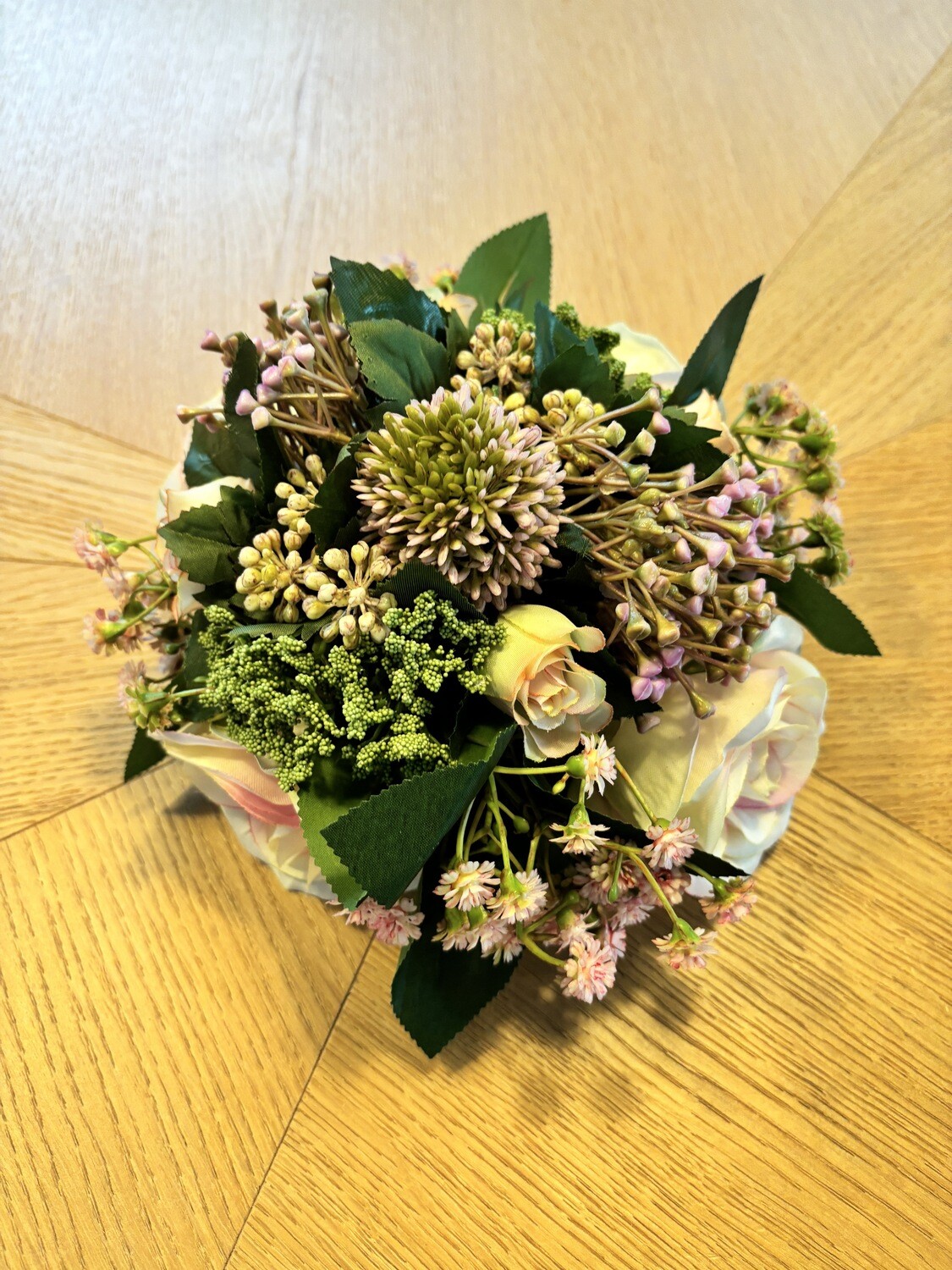 Bloemstuk in zijde lichtroze bloemen en lila tinten (25cm x 25cm)