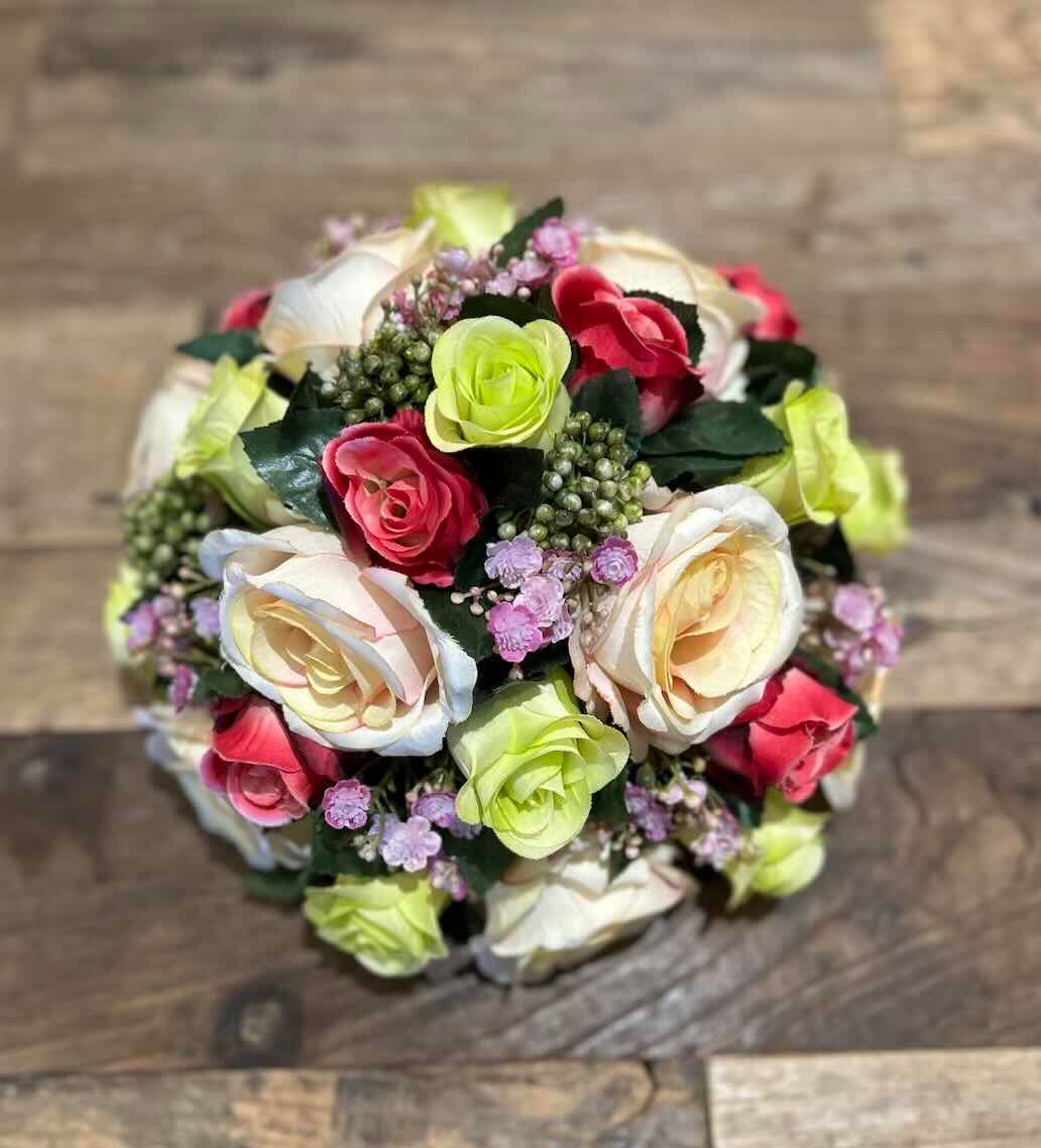 Bloemstuk in zijde met wit en roze roosjes 40x40 cm