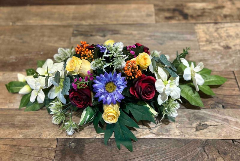 Bloemstuk in zijde blauw geel en wit 65X35CM